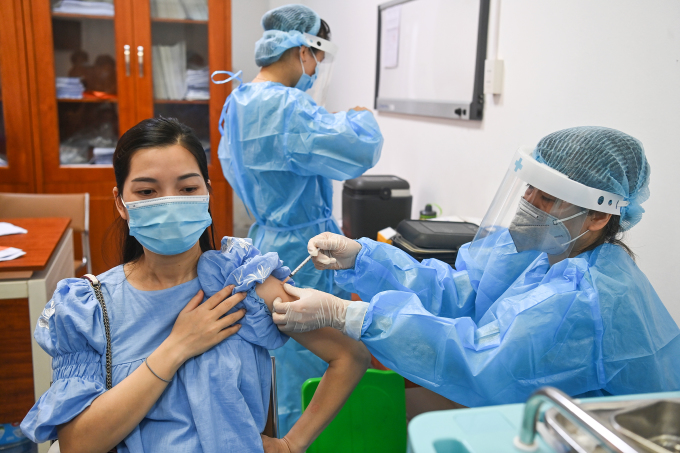 Vietnam completes first dose of COVID-19 vaccine for adults